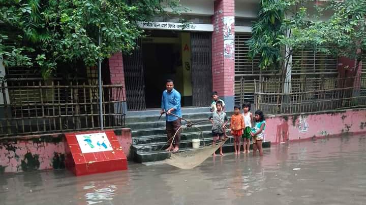 লক্ষাধিক মানুষ পানিবন্দী  ১৪১ স্কুলে পাঠদান বন্ধ