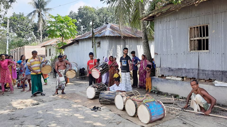 দাসপাড়ায় ঢুলিদের উৎসবের আমেজ