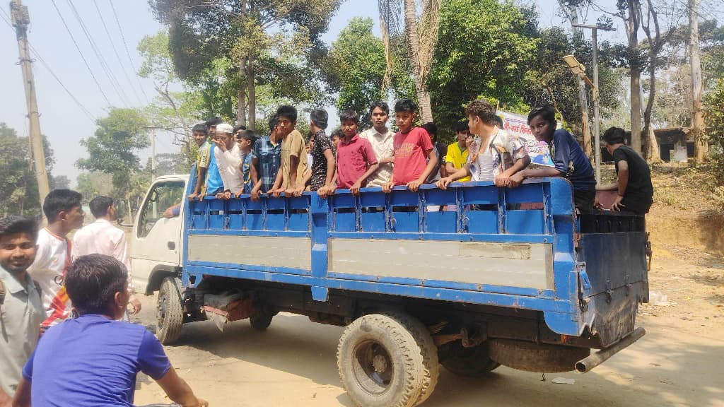 উখিয়ায় যুবলীগের সম্মেলনে যাওয়ার পথে গাড়ি থেকে ২৭ রোহিঙ্গা আটক  