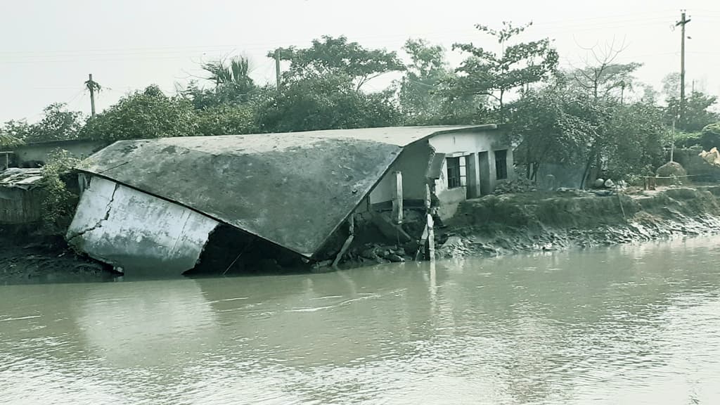 ভাঙনঝুঁকিতে বাজার  বিদ্যালয়-হাসপাতাল