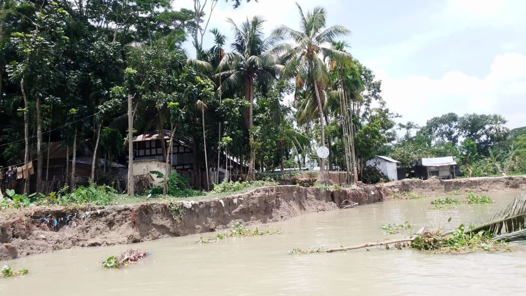 আড়িয়াল খাঁ নদীর ভাঙনে বিলীনের পথে ৩টি গ্রাম