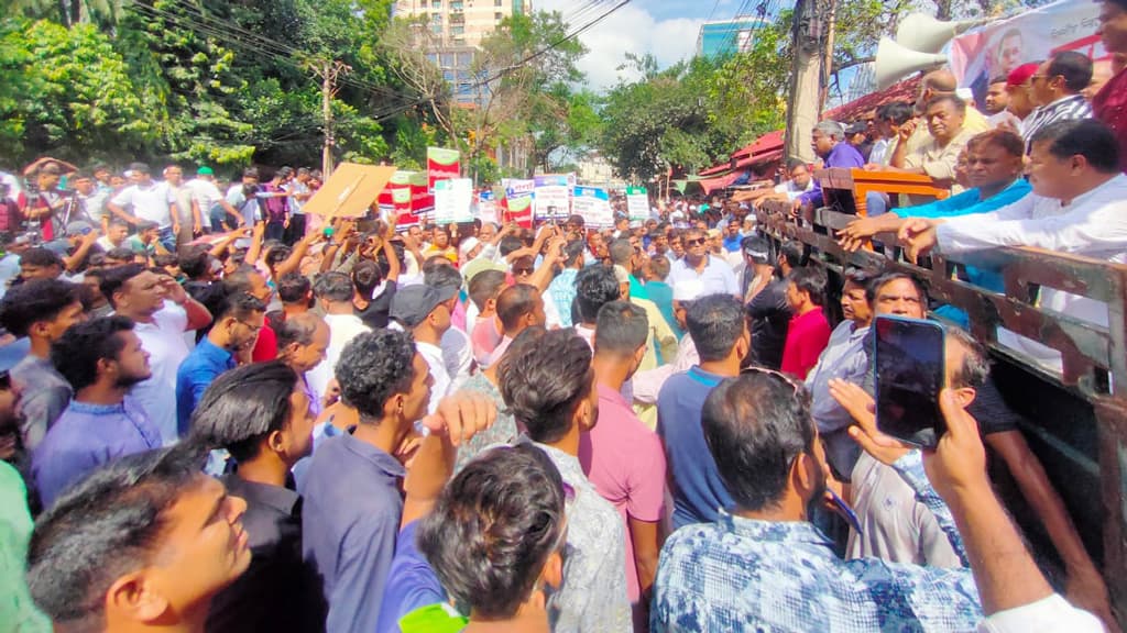 গণমিছিলে অংশ নিতে গুলশানে জড়ো হচ্ছেন বিএনপির নেতা-কর্মীরা