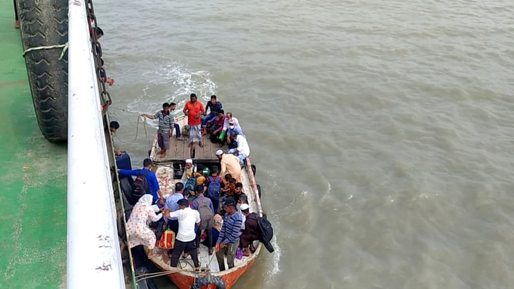 ঈদযাত্রায় চট্টগ্রাম-সন্দ্বীপ নৌপথে হয়নি পর্যাপ্ত জাহাজ বরাদ্দ, ঝুঁকিতে যাত্রীরা