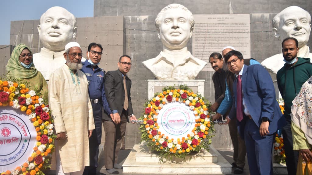 ফুলেল শ্রদ্ধা ও ভালোবাসায় শহীদ বুদ্ধিজীবী দিবস পালিত