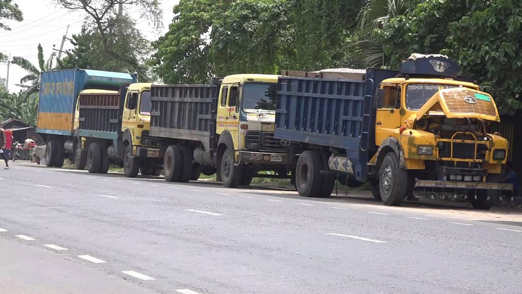 ট্রাক টার্মিনাল নেই  মহাসড়কে পার্কিং