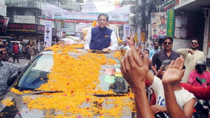 ইশতেহারে নারীদের নিয়ে কথার ফুলঝুরি হাতপাখার প্রার্থীর, নৌকার প্রার্থীর কিছুই নেই