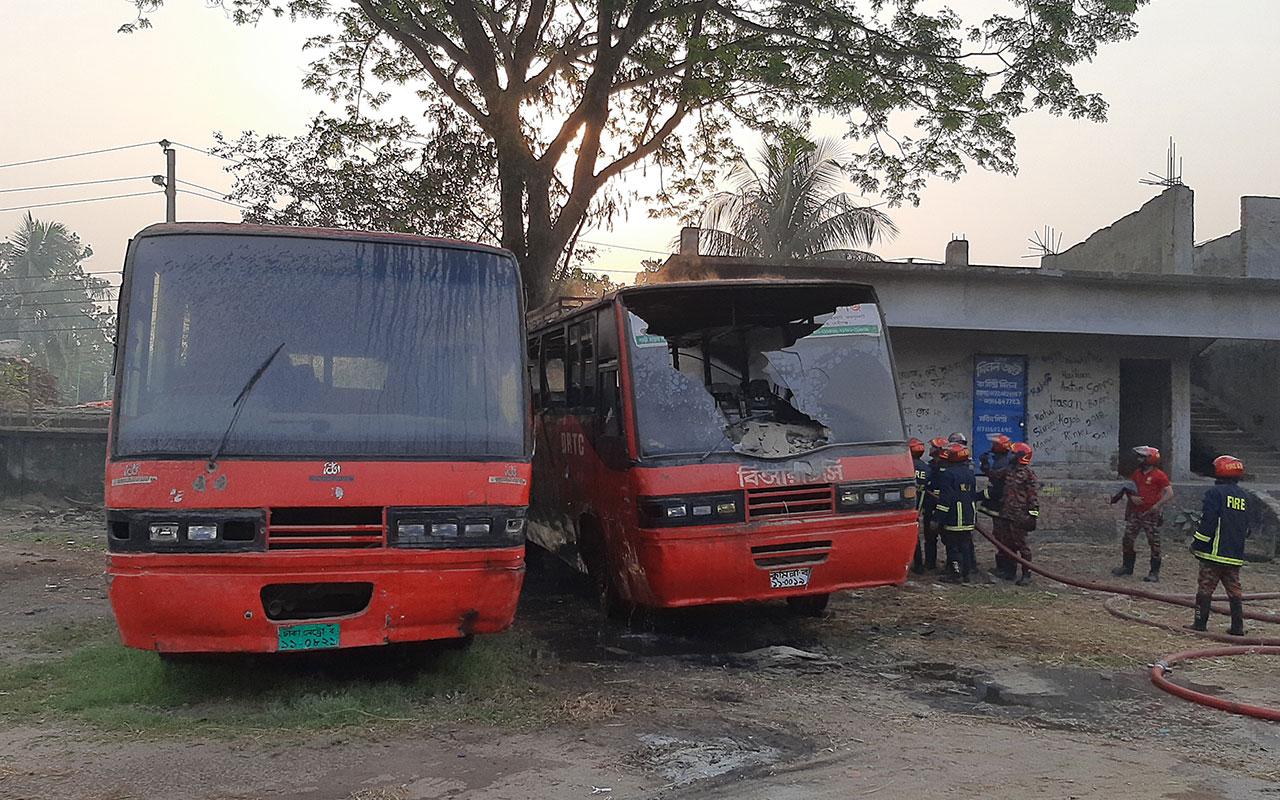 রাজশাহীতে টার্মিনালে রাখা দুটি বিআরটিসি বাসে আগুন