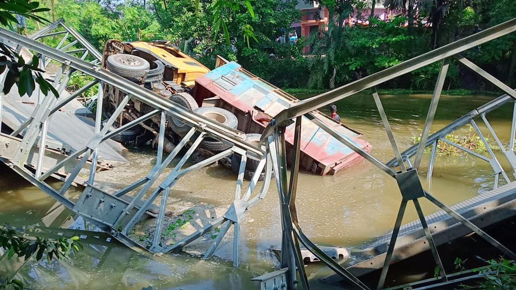 সেতু ভেঙে বালুবোঝাই ট্রাক পড়ল খালে  