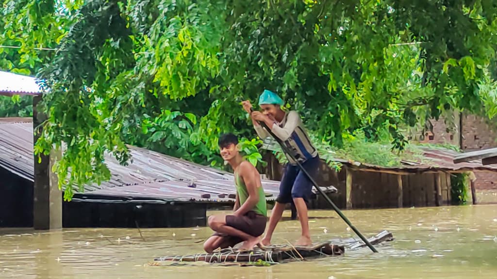 কক্সবাজারে বর্ষণ-ঢলে ৬০ গ্রাম প্লাবিত, যুবক নিখোঁজ 