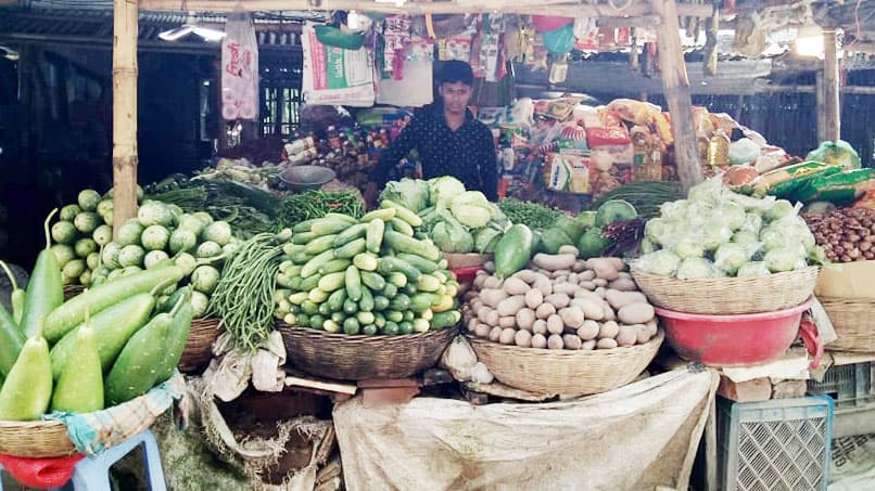 লোহাগড়ায় বেড়েছে সবজির দাম