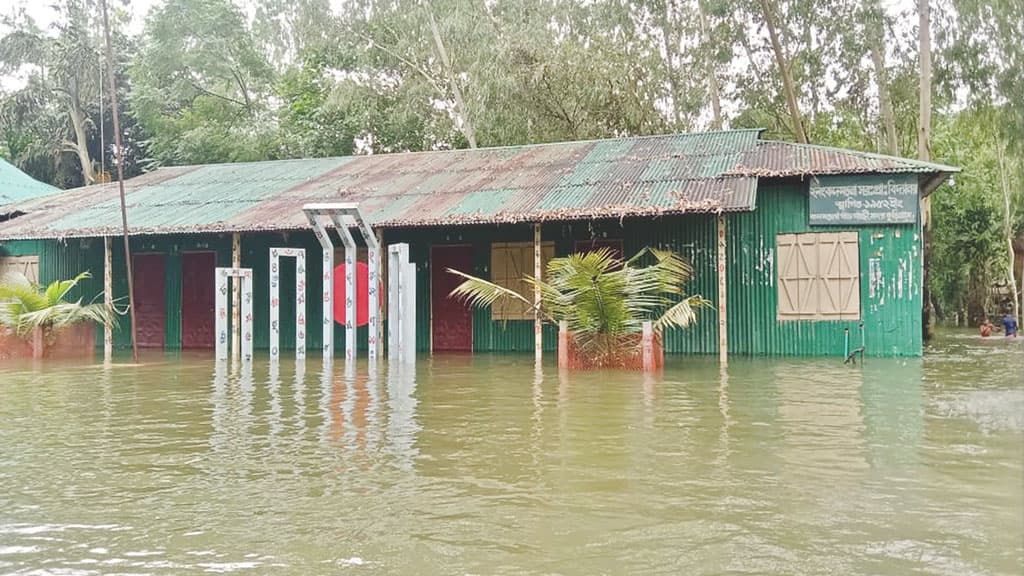 কুড়িগ্রামে দুই শতাধিক শিক্ষাপ্রতিষ্ঠান পানিবন্দী, ১৪০টিতে ক্লাস-পরীক্ষা বন্ধ ঘোষণা