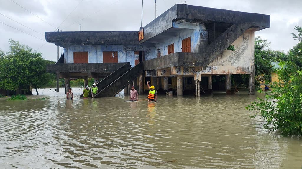 কোমর পানিতে ডুবে গেছে চরফ্যাশনের নিম্নাঞ্চল, প্রস্তুত ১৫৮ সাইক্লোন শেল্টার