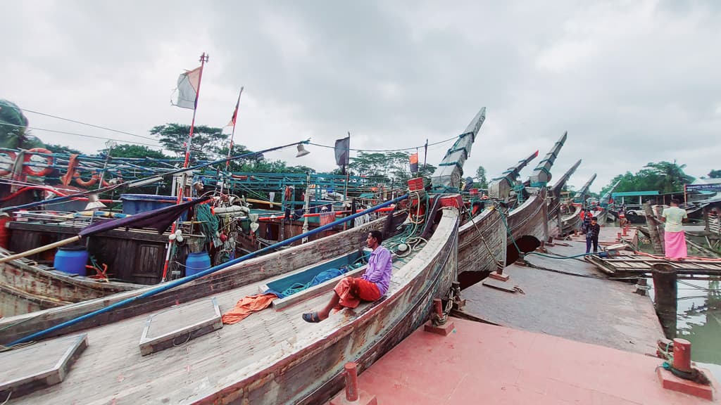 উত্তাল বঙ্গোপসাগর, কাঙ্ক্ষিত ইলিশ না নিয়ে ফিরছে ট্রলার