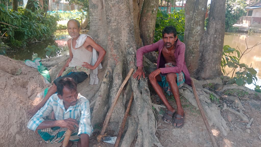 একজনের বেশি শ্রমিক নেয় না চা-বাগান, অর্থকষ্টে বড় পরিবার