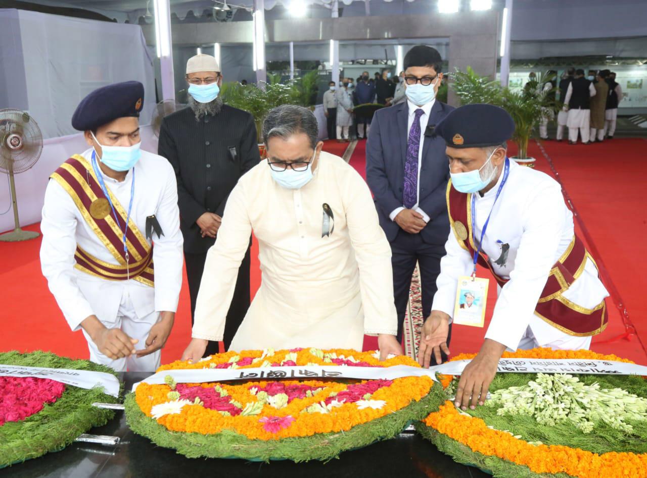 বঙ্গবন্ধুর প্রতিকৃতিতে প্রধান বিচারপতির শ্রদ্ধা