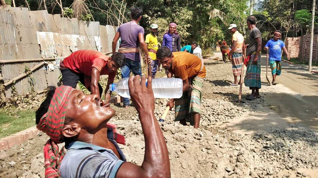 বিপর্যস্ত জনজীবন, কষ্ট বেড়েছে শ্রমজীবীদের