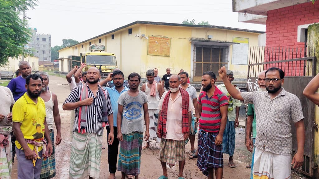 নীলফামারী খাদ্যগুদামে শ্রমিক ছাঁটাই, প্রতিবাদে বিক্ষোভ