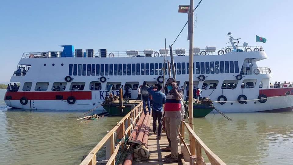 সেন্ট মার্টিনে জাহাজ চলাচল বন্ধ, আটকা পড়েছেন হাজারো পর্যটক