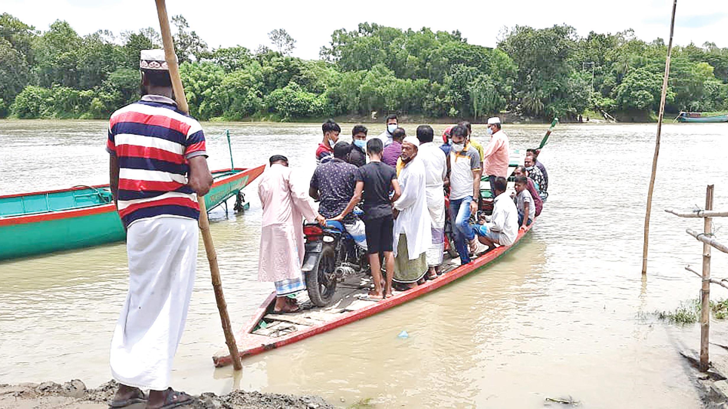 সেতু নেই, ঝুঁকি নিয়ে পারাপার