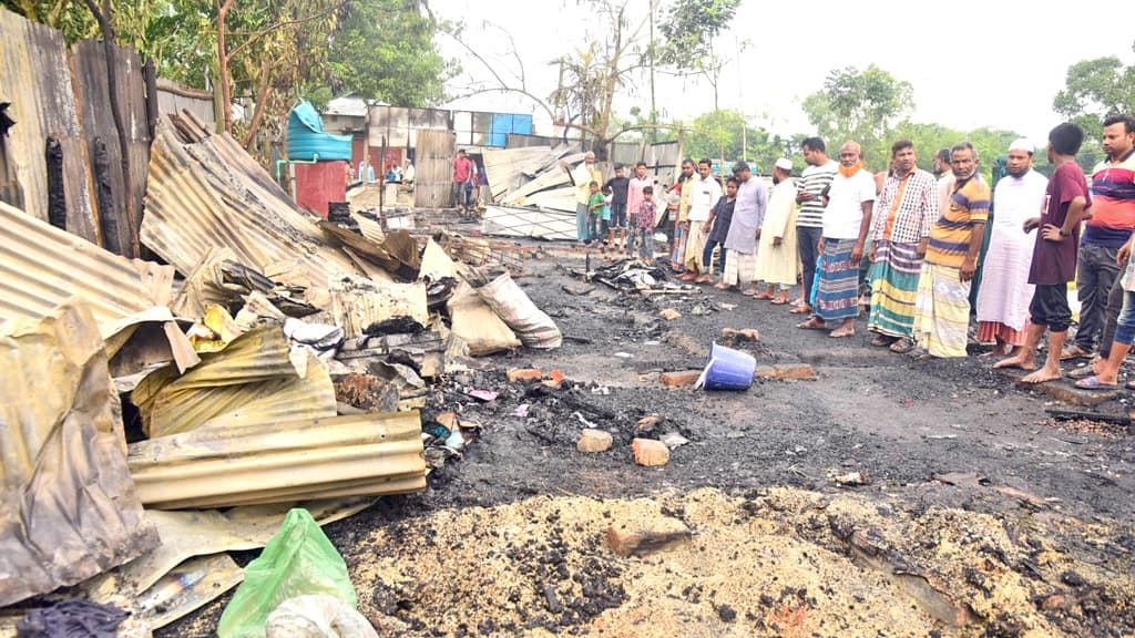 আগুন কাড়ল এতিমের আশ্রয়