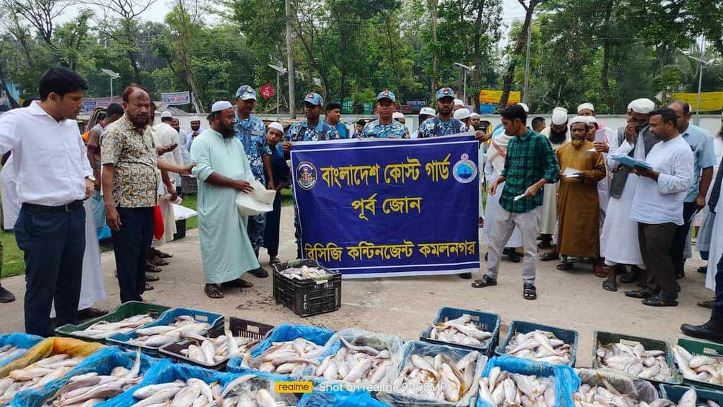 নিষেধাজ্ঞা অমান্য করে মেঘনায় মাছ ধরায় ৯ জেলেকে জরিমানা