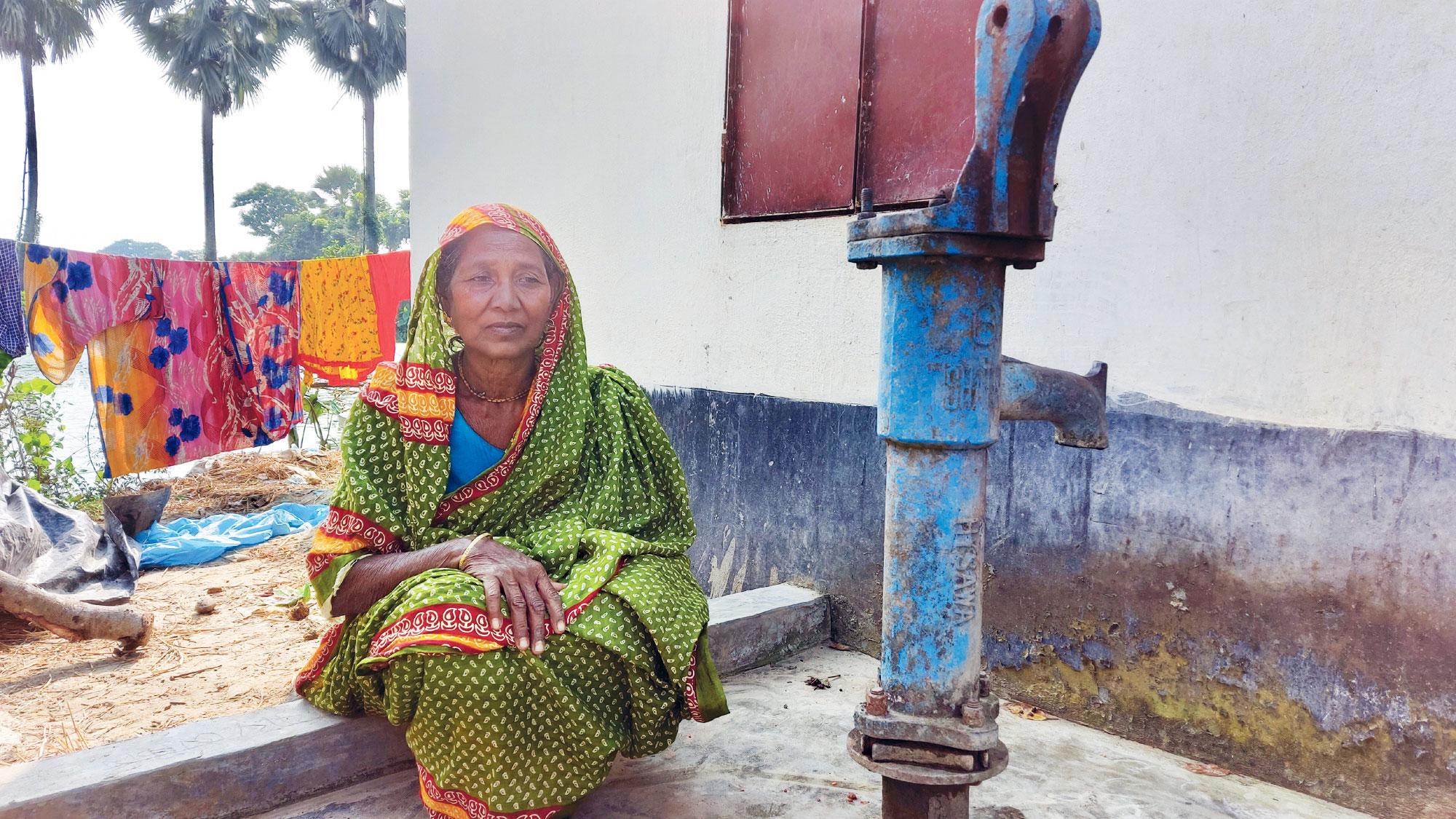 গ্রামজুড়ে পুলিশ-আতঙ্ক সৎকারেও কেউ নেই