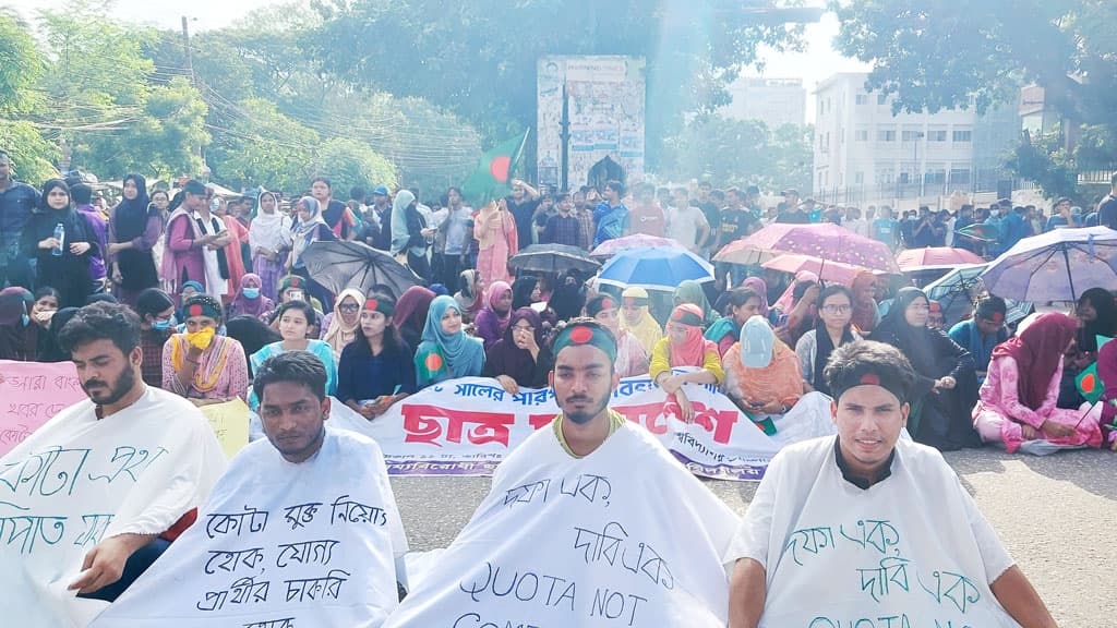 রাজধানীর জিরো পয়েন্টে জগন্নাথ বিশ্ববিদ্যালয় শিক্ষার্থীদের অবস্থান