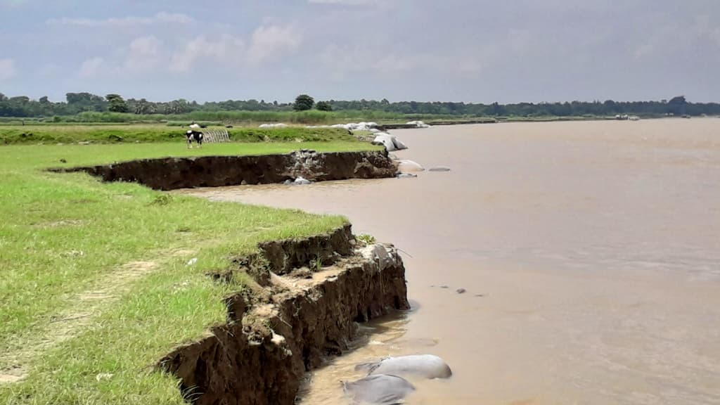 পানি কমায় ভাঙন শুরু ৬০ মিটার ব্লক বিলীন