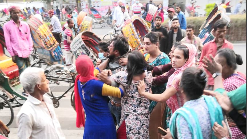 বাজারের টাকা তোলা নিয়ে হিজড়াদের দুই গ্রুপে মারামারি