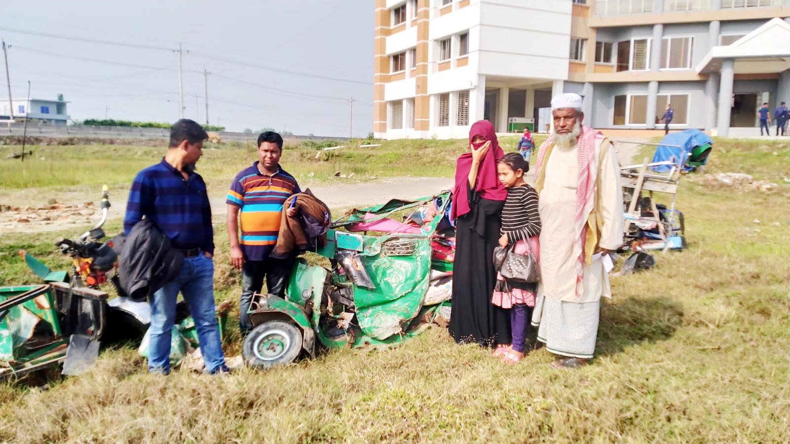 বাবা-মা ও বোনকে হারিয়ে নিঃস্ব তিন বোন