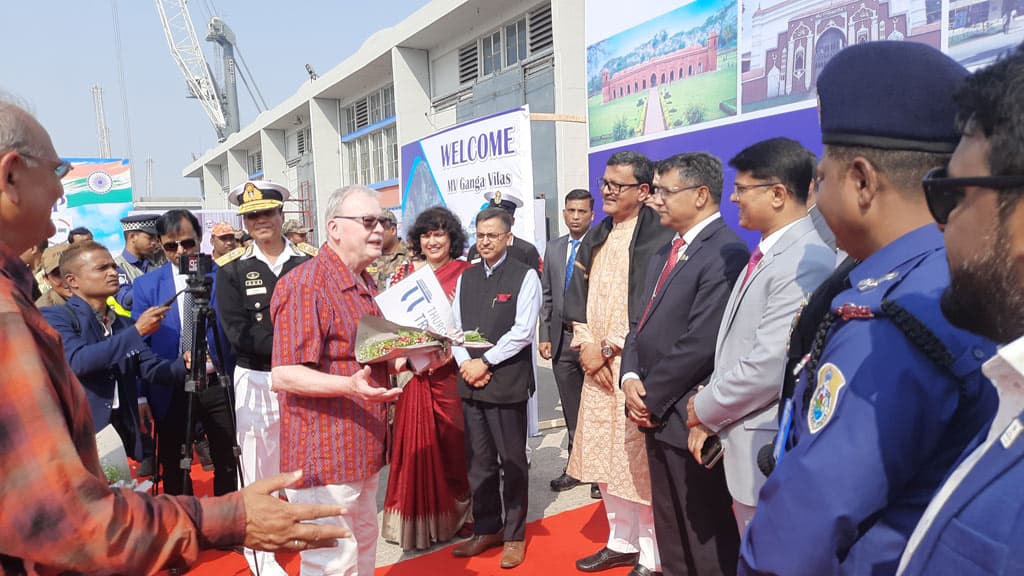 মোংলায় ‘গঙ্গা বিলাস’ প্রমোদতরীর পর্যটকদের অভ্যর্থনা