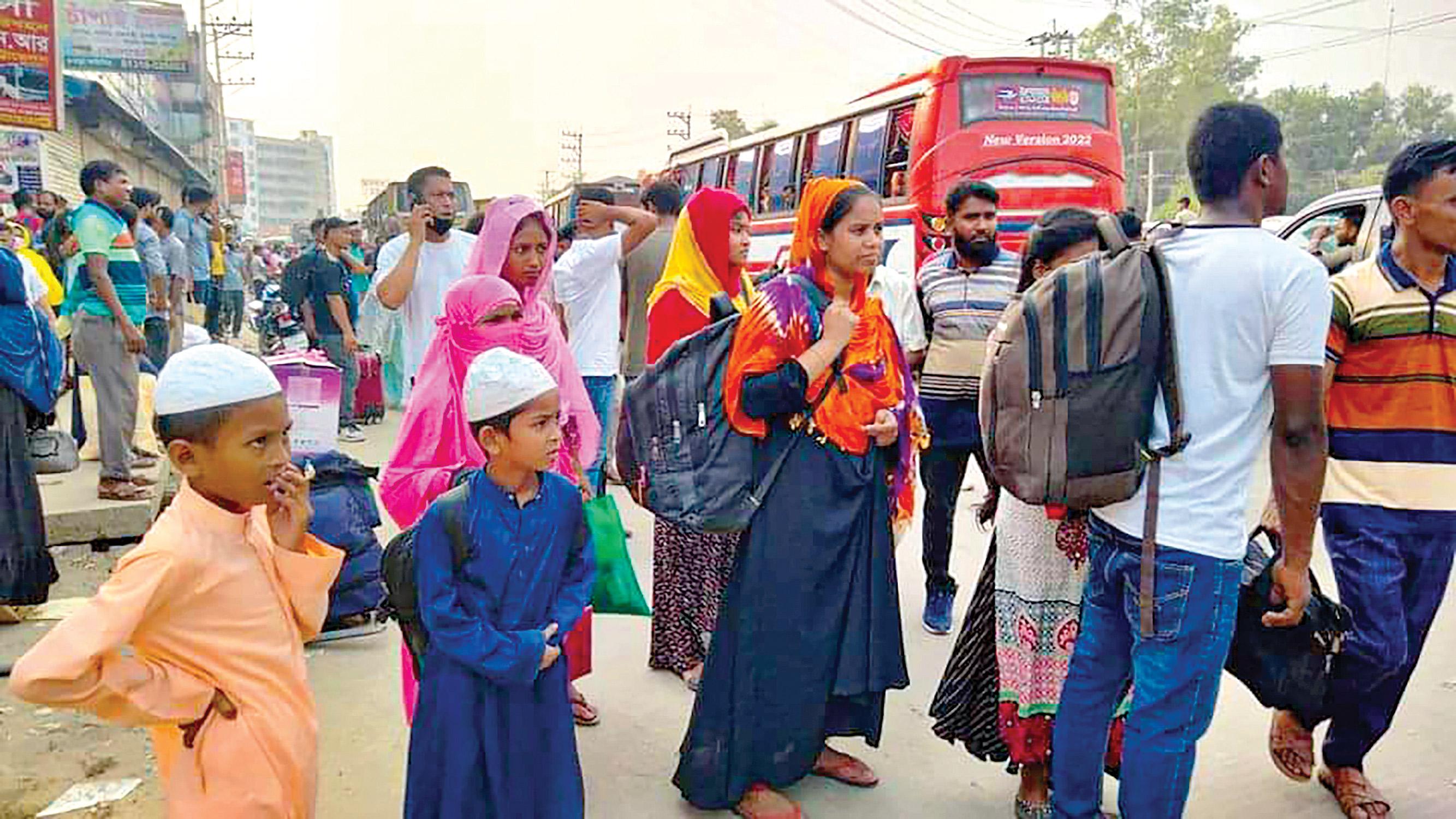 দুই মহাসড়কে মানুষের ঢল