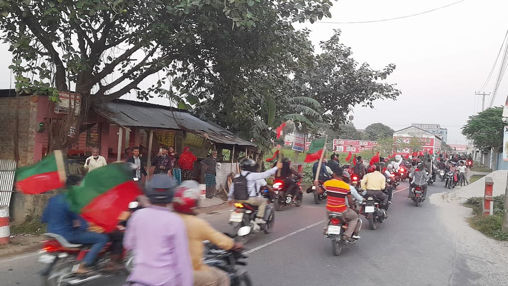 মোটরসাইকেলযোগে সমাবেশের পথে দিনাজপুর বিএনপির হাজারো নেতা-কর্মী