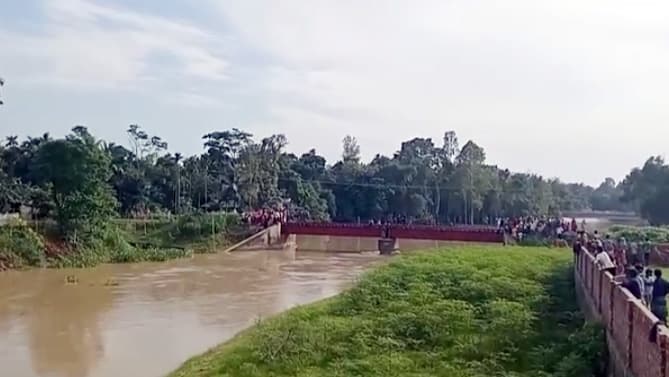 রেলসেতুর ওপর ৪ কিশোরের টিকটক, ট্রেনের ধাক্কায় পানিতে পড়ে নিখোঁজ ১ 