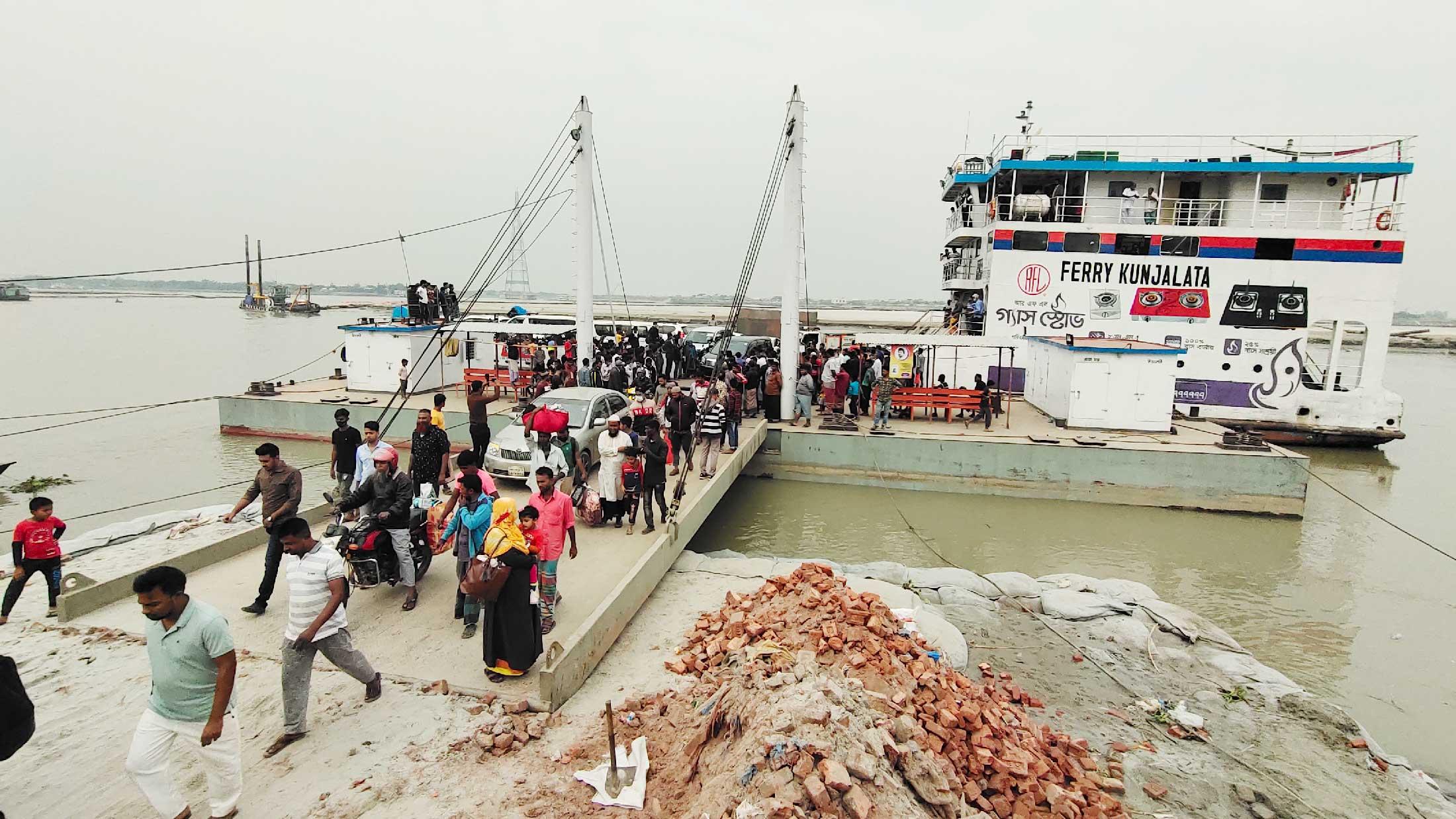 পরীক্ষামূলক চলাচলের পরও চালু হচ্ছে না শিমুলিয়া-মাঝিরঘাট নৌরুটের ফেরি 