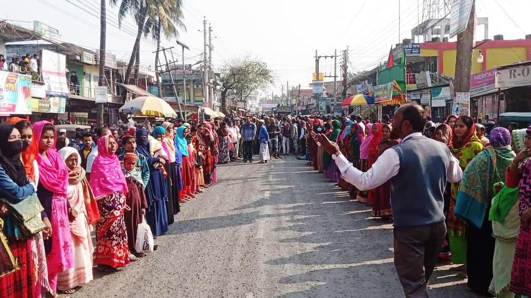 বিচার চেয়ে গ্রামবাসীর বিক্ষোভ