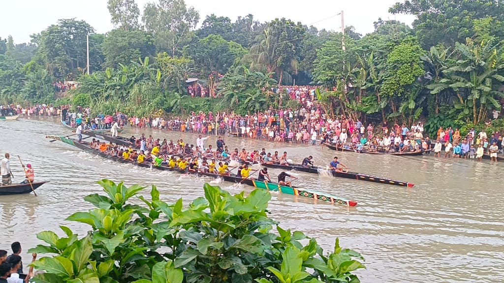 ইছামতী নদীতে হয়ে গেল নৌকাবাইচ 