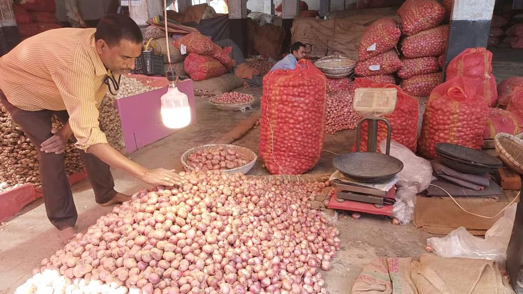 সবজির দাম ঊর্ধ্বমুখী পেঁয়াজের দাম দ্বিগুণ