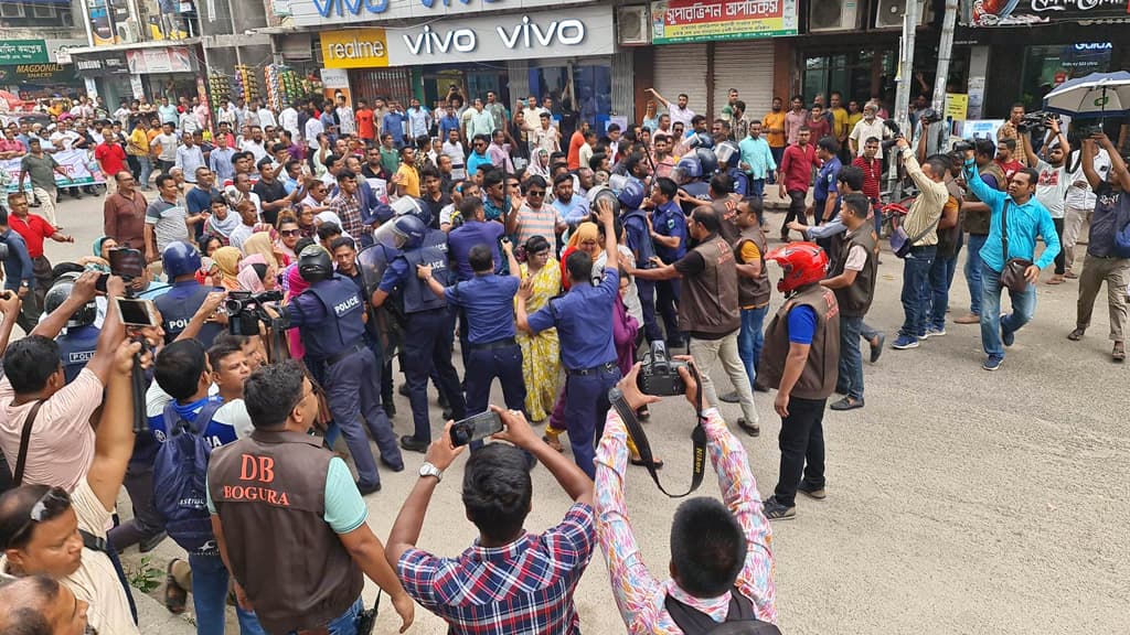 বগুড়ায় বিদ্যুৎ অফিসের সামনে অবস্থান কর্মসূচিতে পুলিশের বাধা