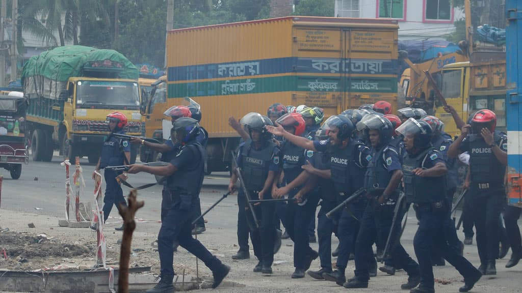 শেরপুরে পুলিশের সঙ্গে শিক্ষার্থীদের পাল্টাপাল্টি ধাওয়া, আহত ১৫ 