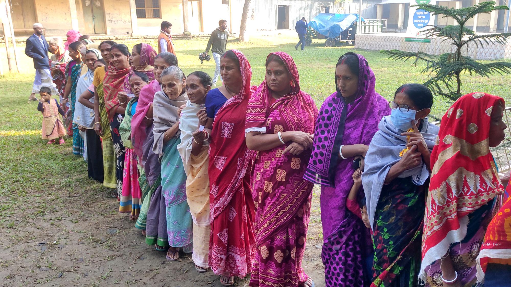 উল্লাপাড়ার ১৩টি ইউনিয়নে চলছে তৃতীয় ধাপের ইউপি নির্বাচন 