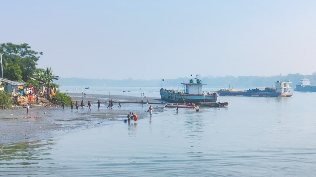 শুকিয়ে যাচ্ছে কীর্তনখোলা, কান্না শুনছে না কেউ