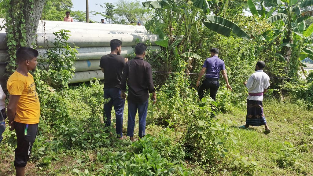 ঝোপঝাড় থেকে অজ্ঞাত যুবকের মরদেহ উদ্ধার