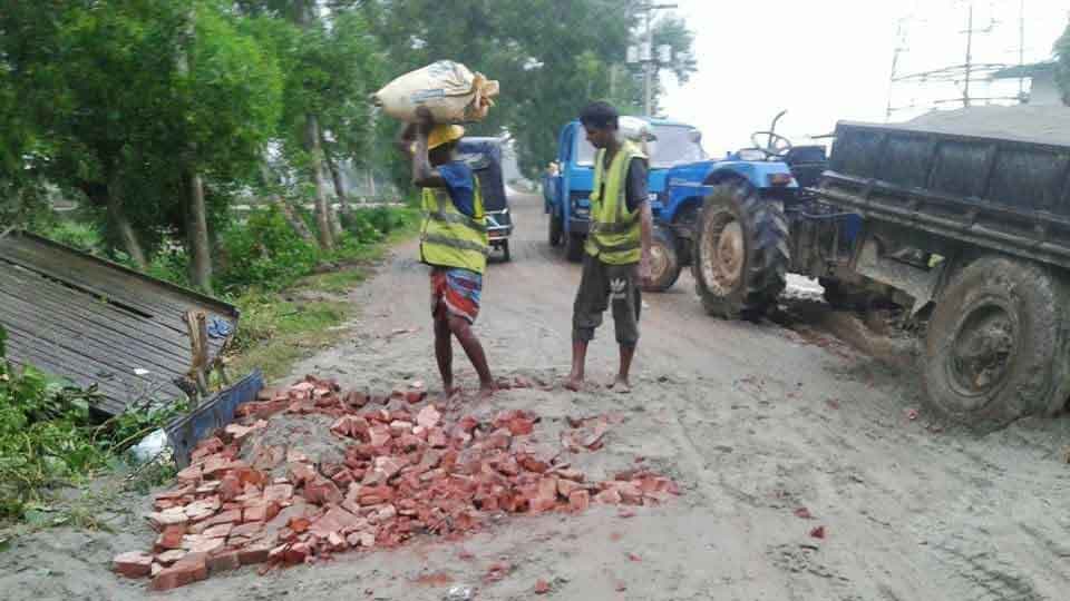 সংবাদ প্রকাশের পর বড়চওনা-কালিহাতী সড়কের ভাঙা অংশ মেরামত