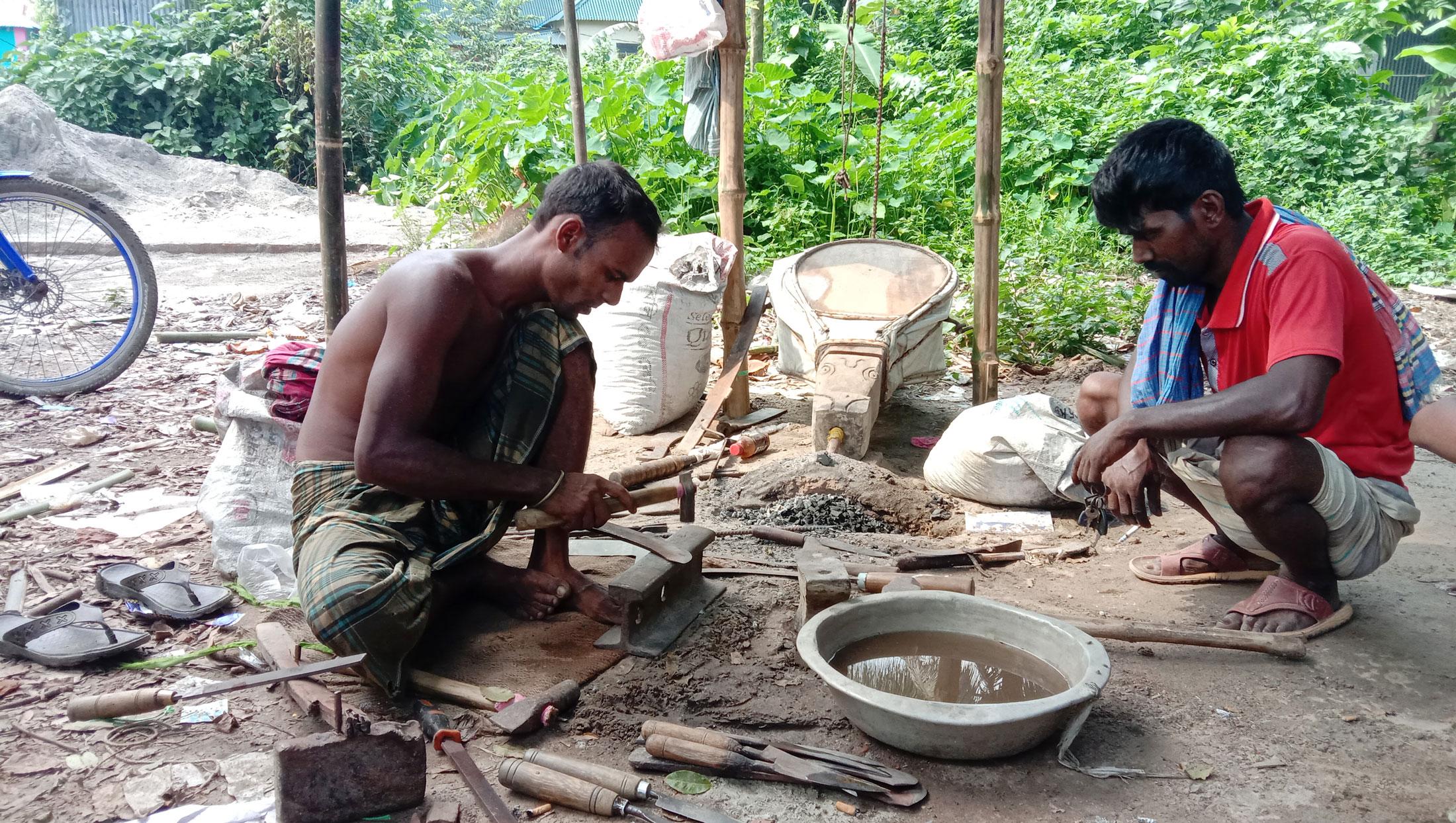 কোরবানি সামনে রেখে ব্যস্ত সময় পার করছেন কামাররা