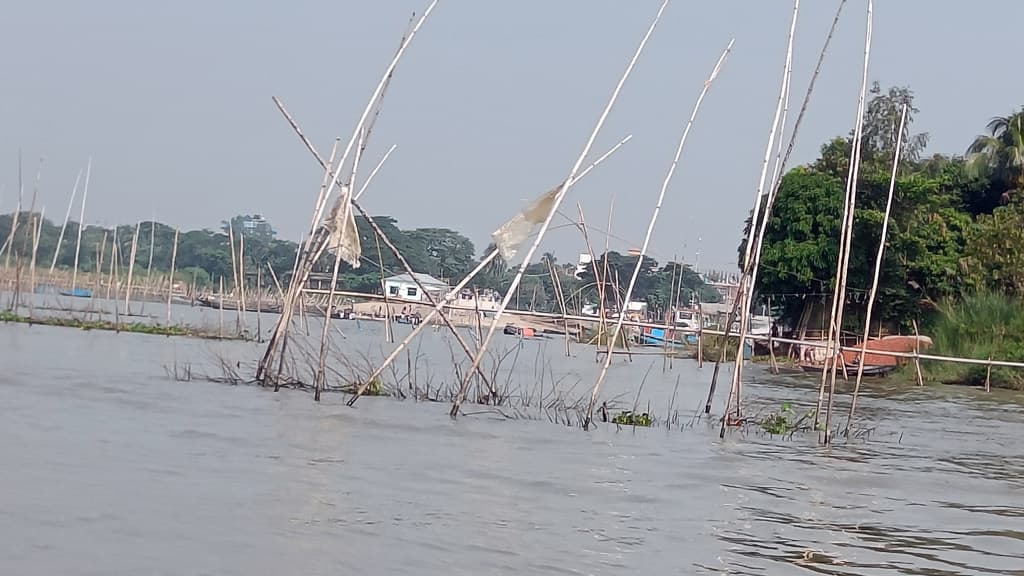 নিষিদ্ধ ঘেরে নাব্য সংকট