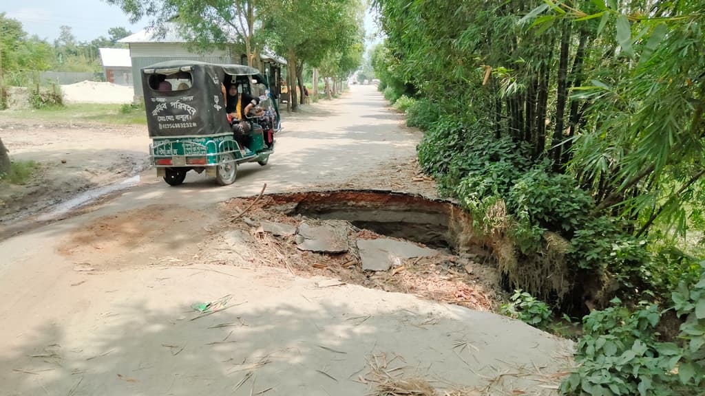 ১৪ কিমি সড়কে শতাধিক স্থানে খানাখন্দ, দুর্ভোগ