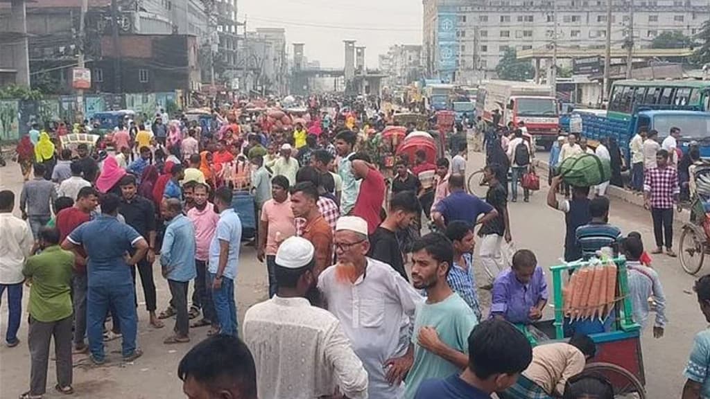 গাজীপুরে বকেয়া বেতনের দাবিতে শ্রমিকদের বিক্ষোভ, মহাসড়ক অবরোধ