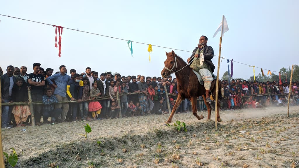 ঘোড়ায় চড়ে শাকিলের জয়