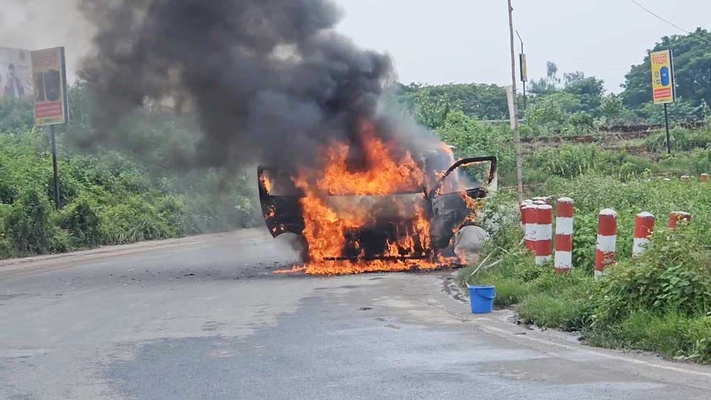 রূপগঞ্জে সড়কে চলন্ত মাইক্রোবাসে আগুন